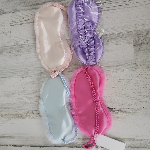 Xhilaration 3 face masks, plus 1 unbranded - Picture 3 of 3